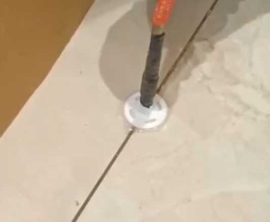 克孜勒苏柯尔克孜瓷砖空鼓维修公司专业解答瓷砖在铺贴过程中，如果没有涂抹均匀到位的粘结材料（如水泥砂浆或瓷砖胶），可能会导致以下问题